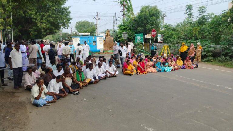 Exasperated by frequent sewage overflow, Khajamalai residents in Tiruchi take to the streets